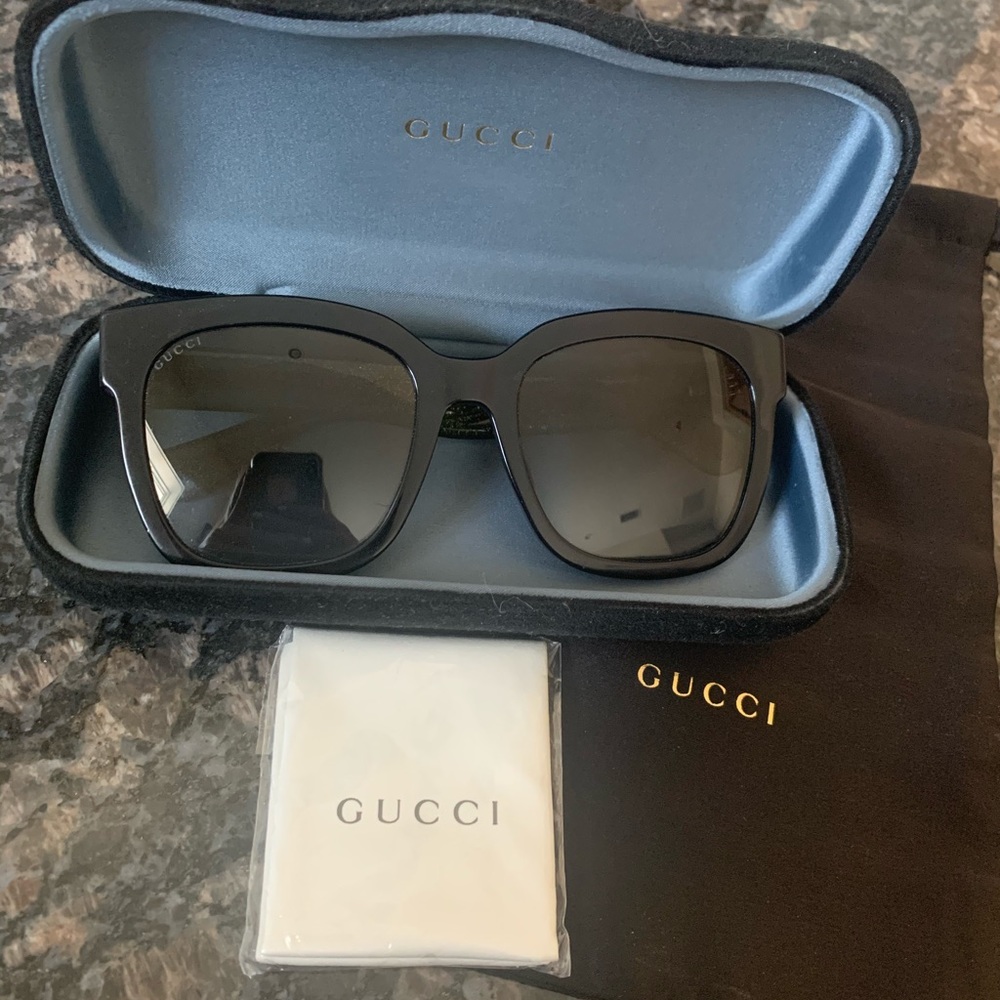 Gucci women’s black sunglasses w/ striped sides!